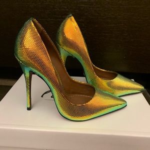 L’intervalle brNd new never worn golden shoes